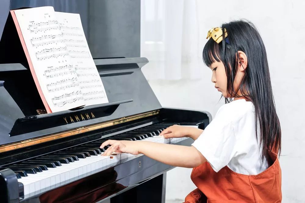 9歲女孩堅(jiān)持學(xué)英語彈鋼琴6年:我不想學(xué)時(shí), 媽媽這樣激勵(lì)我!